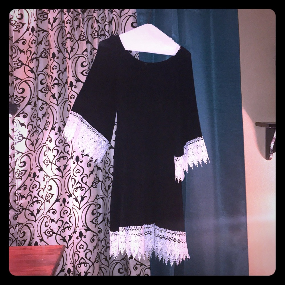 Black tunic with lace sleeves